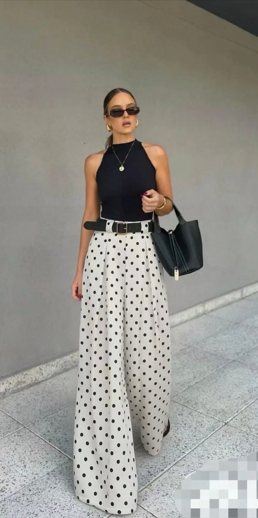 Weite gepunktete Hose mit Gürtel