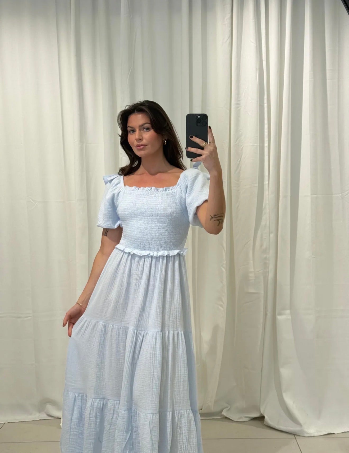 Romantisches Stufenkleid mit Puffärmeln