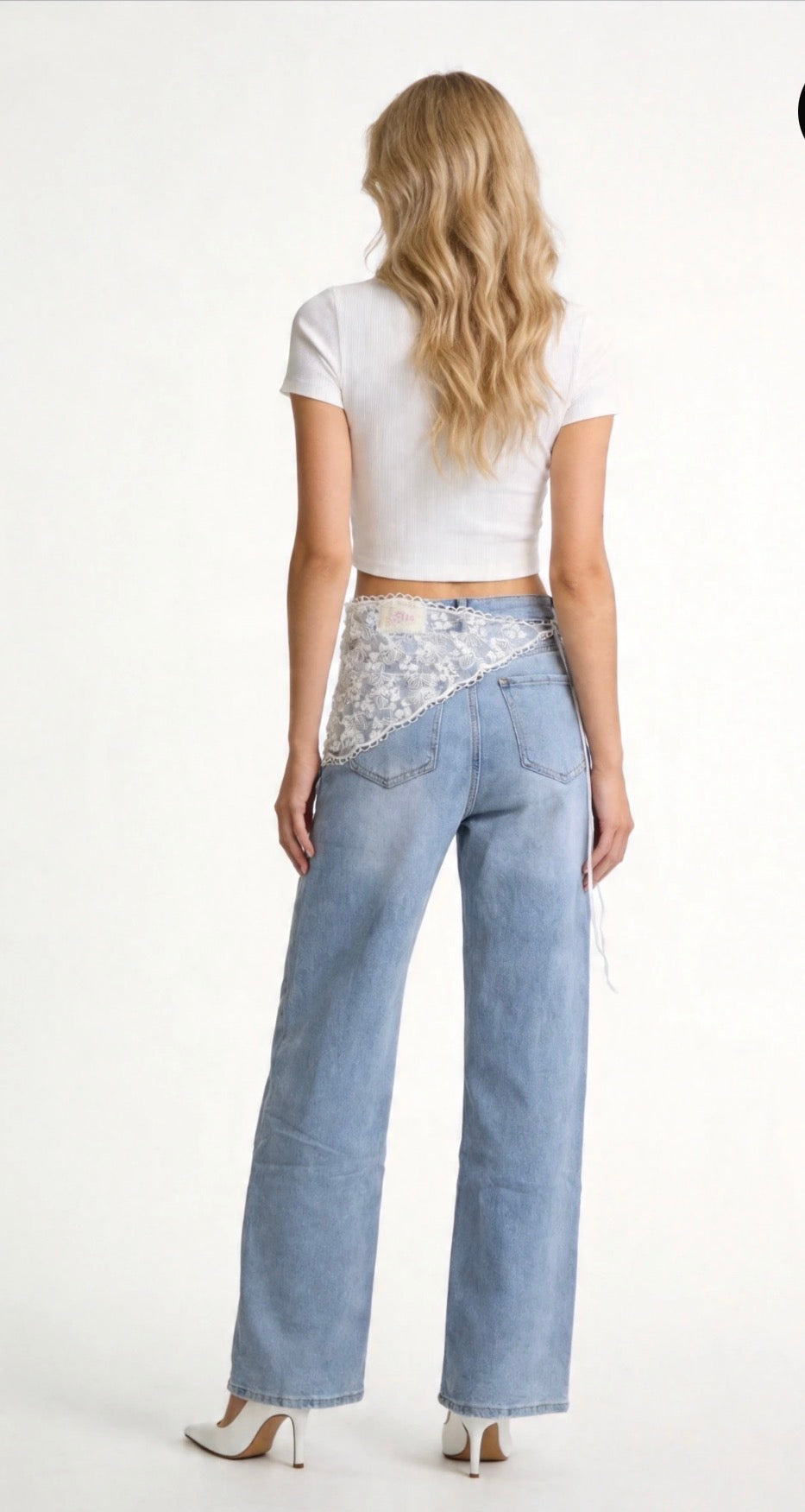 Weit geschnittene Jeans mit abnehmbarem Spitzen-Gürtel