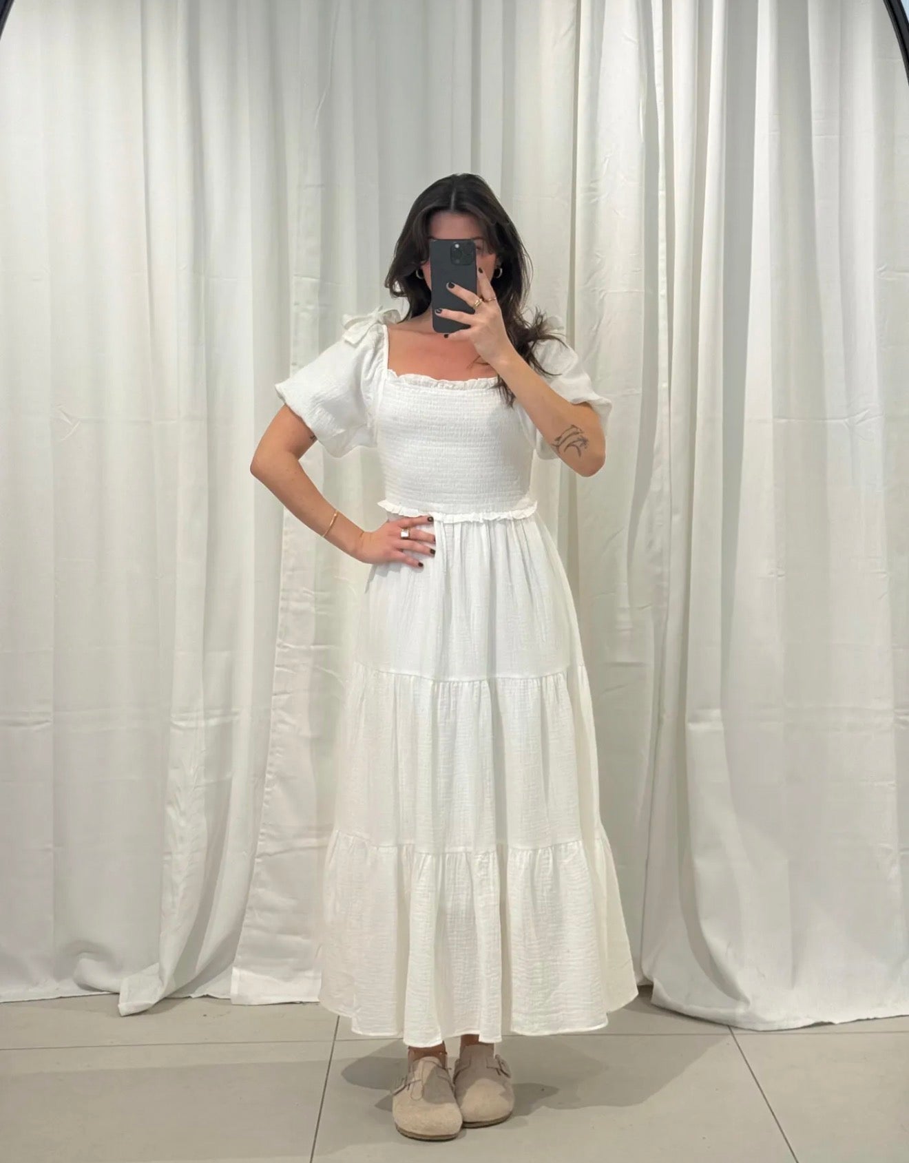 Romantisches Stufenkleid mit Puffärmeln