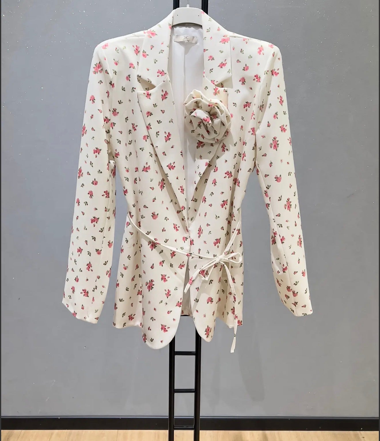 Leichter Blazer mit Blumenmuster in mittlerer Länge