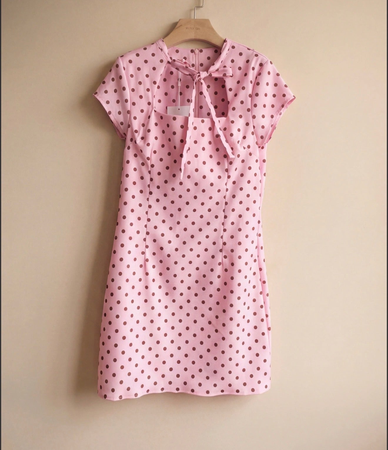 Kleid mit Punktemuster und Schleife