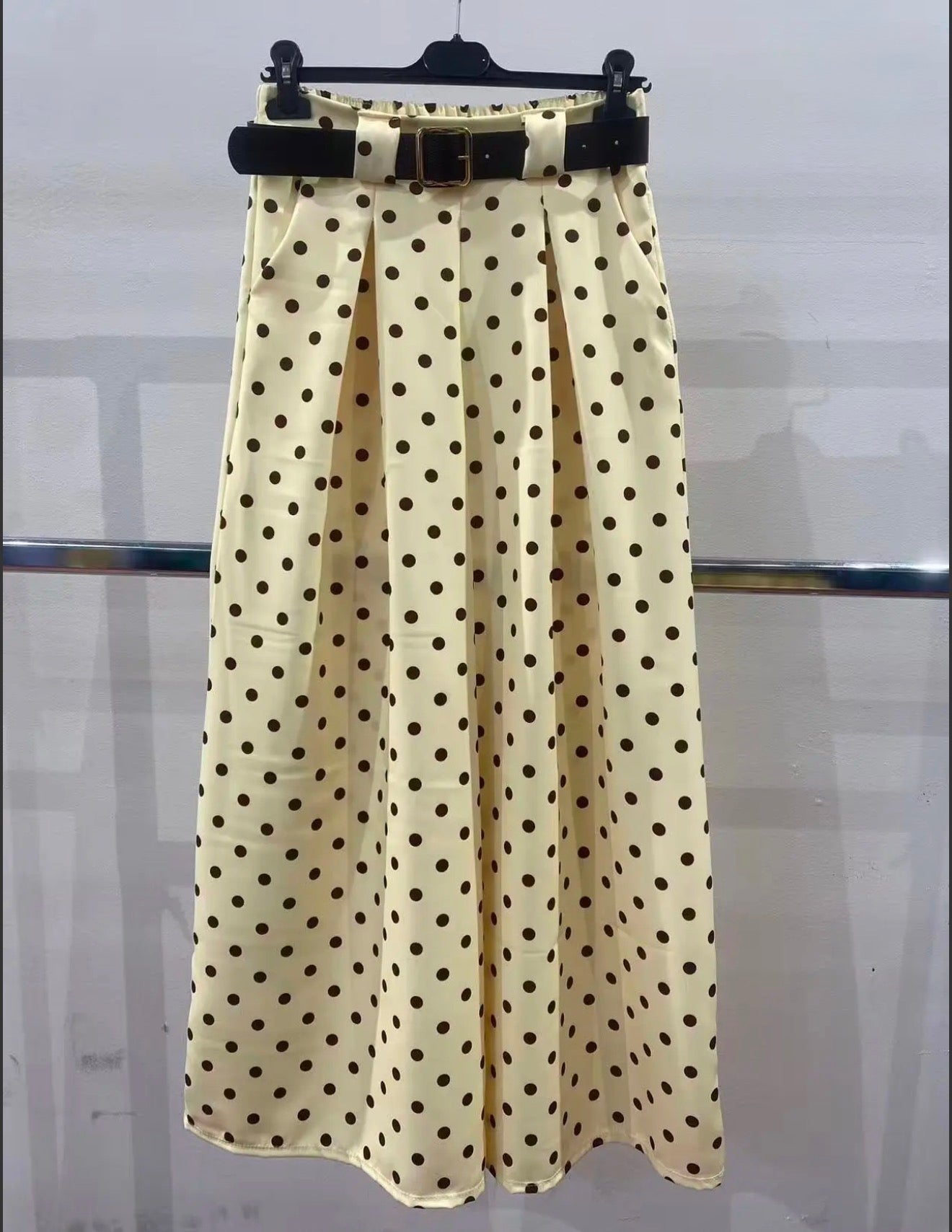 Weite gepunktete Hose mit Gürtel