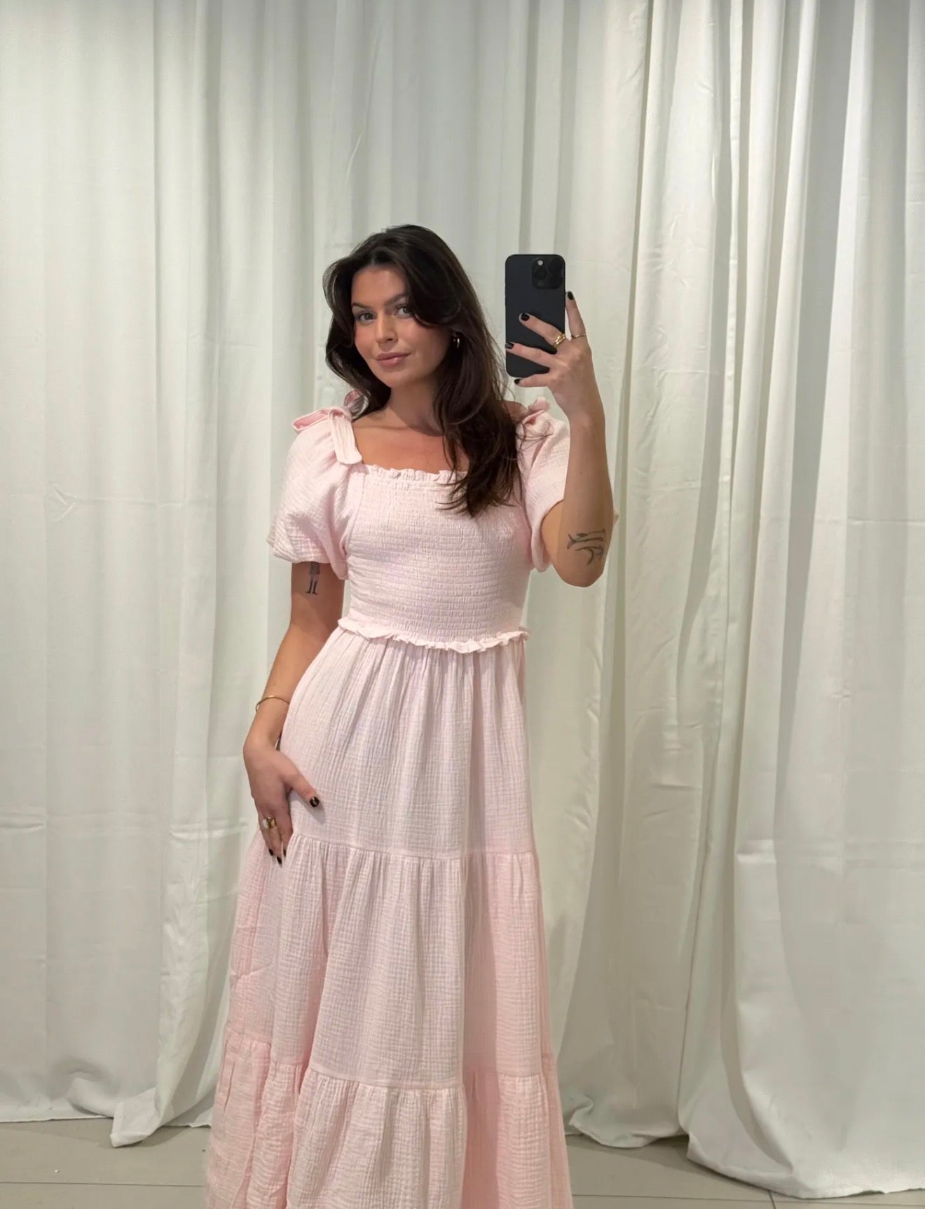 Romantisches Stufenkleid mit Puffärmeln