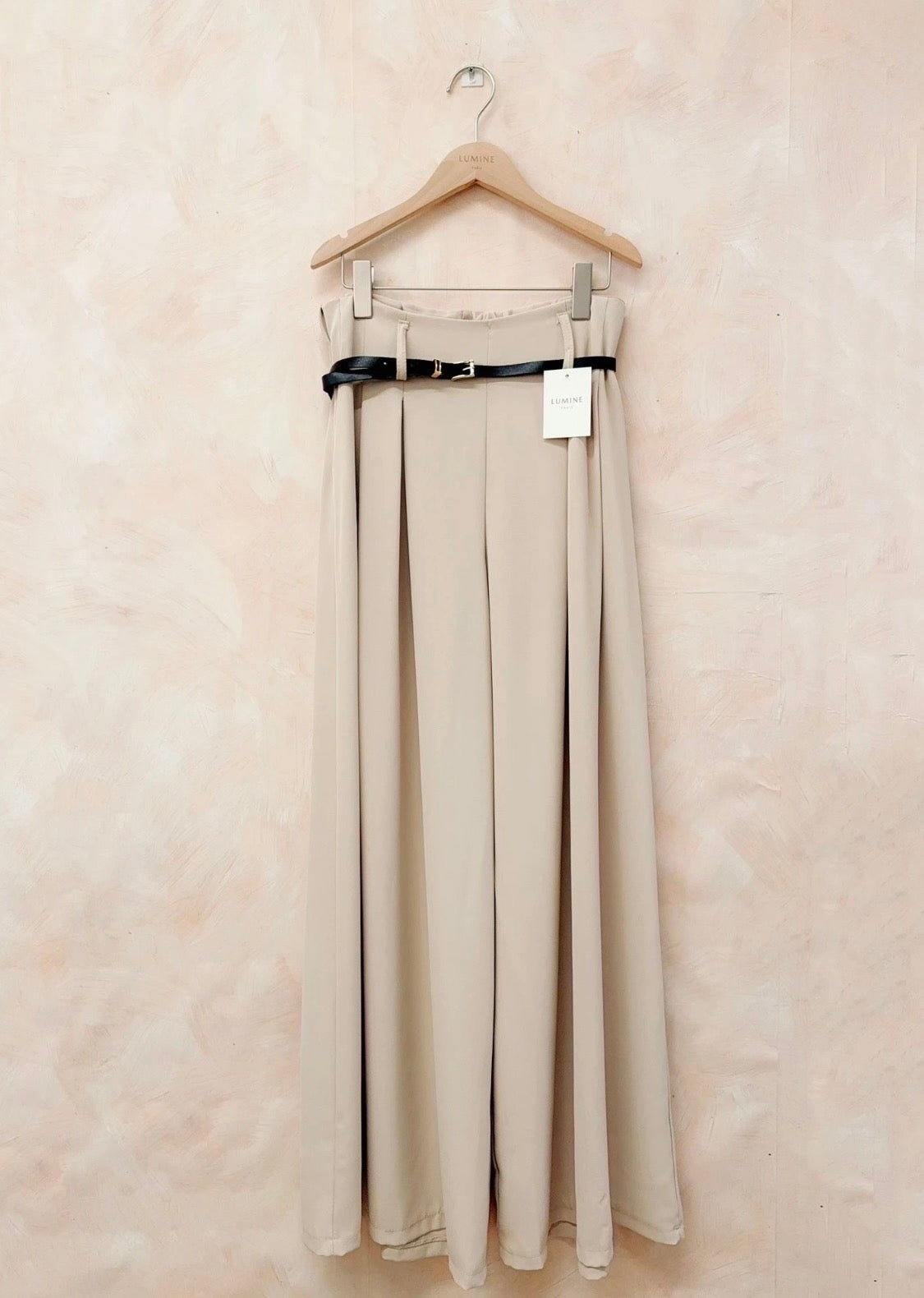 Elegante Damenhose mit Bügelfalte und Gürtel