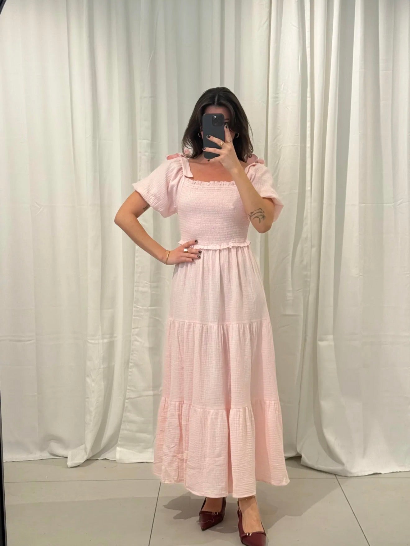 Romantisches Stufenkleid mit Puffärmeln