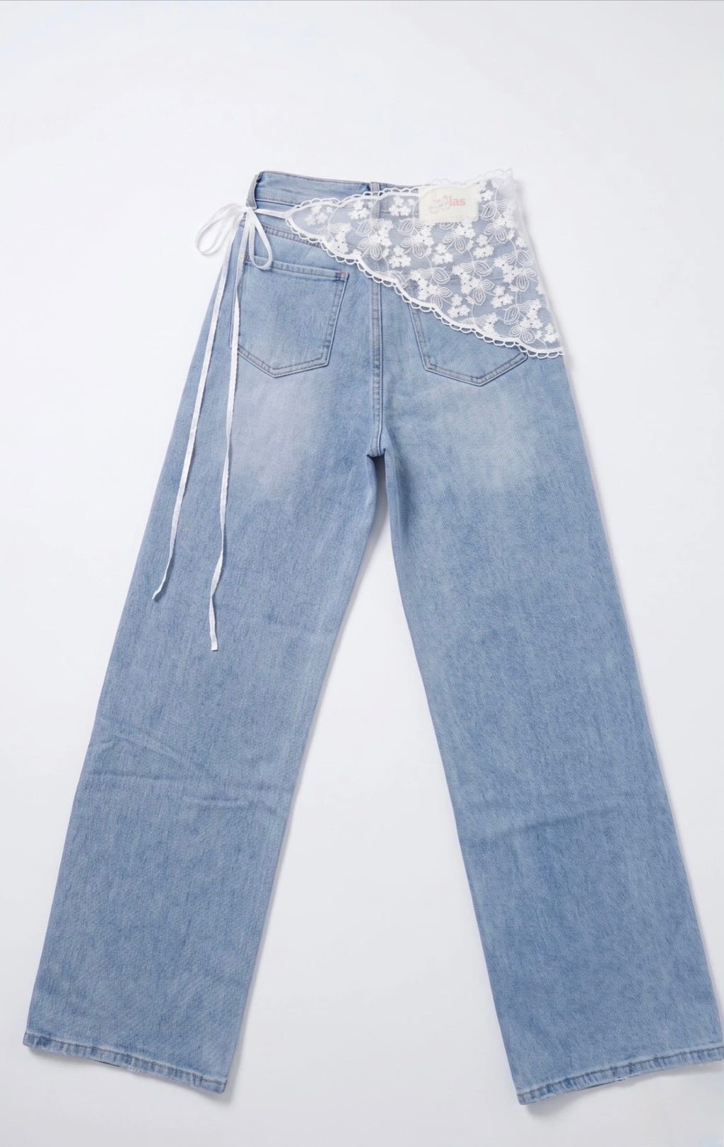 Weit geschnittene Jeans mit abnehmbarem Spitzen-Gürtel