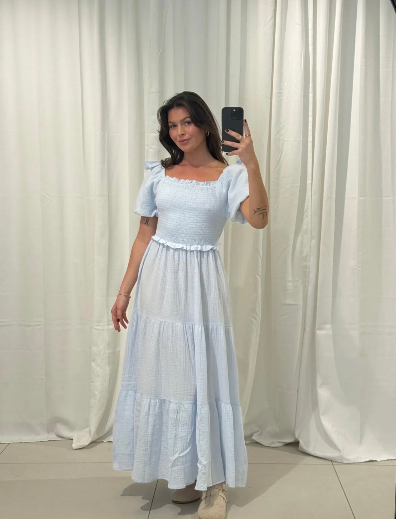 Romantisches Stufenkleid mit Puffärmeln