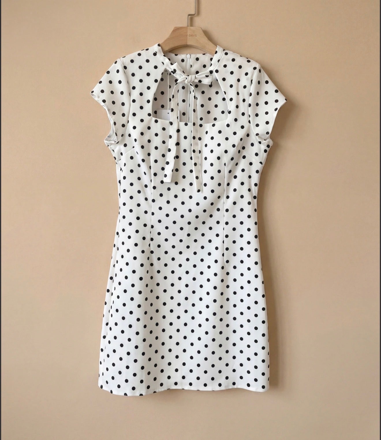 Kleid mit Punktemuster und Schleife