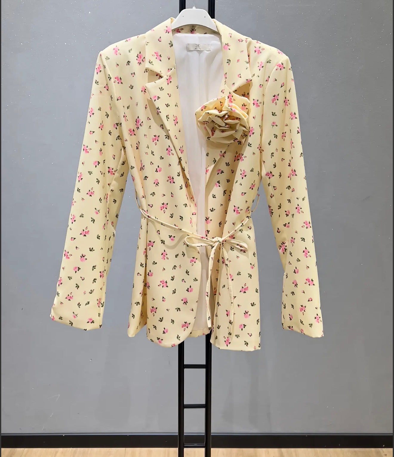 Leichter Blazer mit Blumenmuster in mittlerer Länge