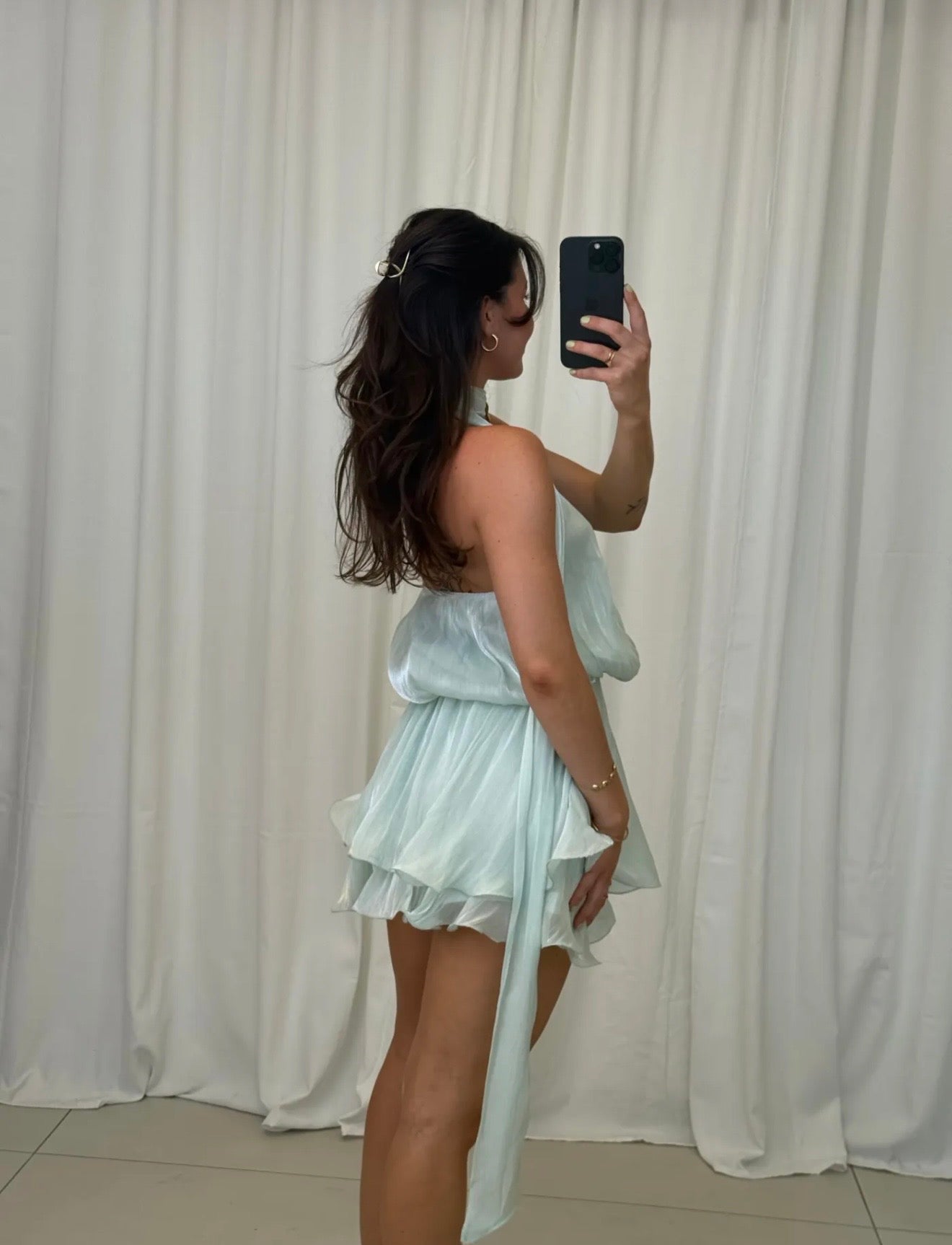 Elegantes Chiffonkleid mit offenem Rücken