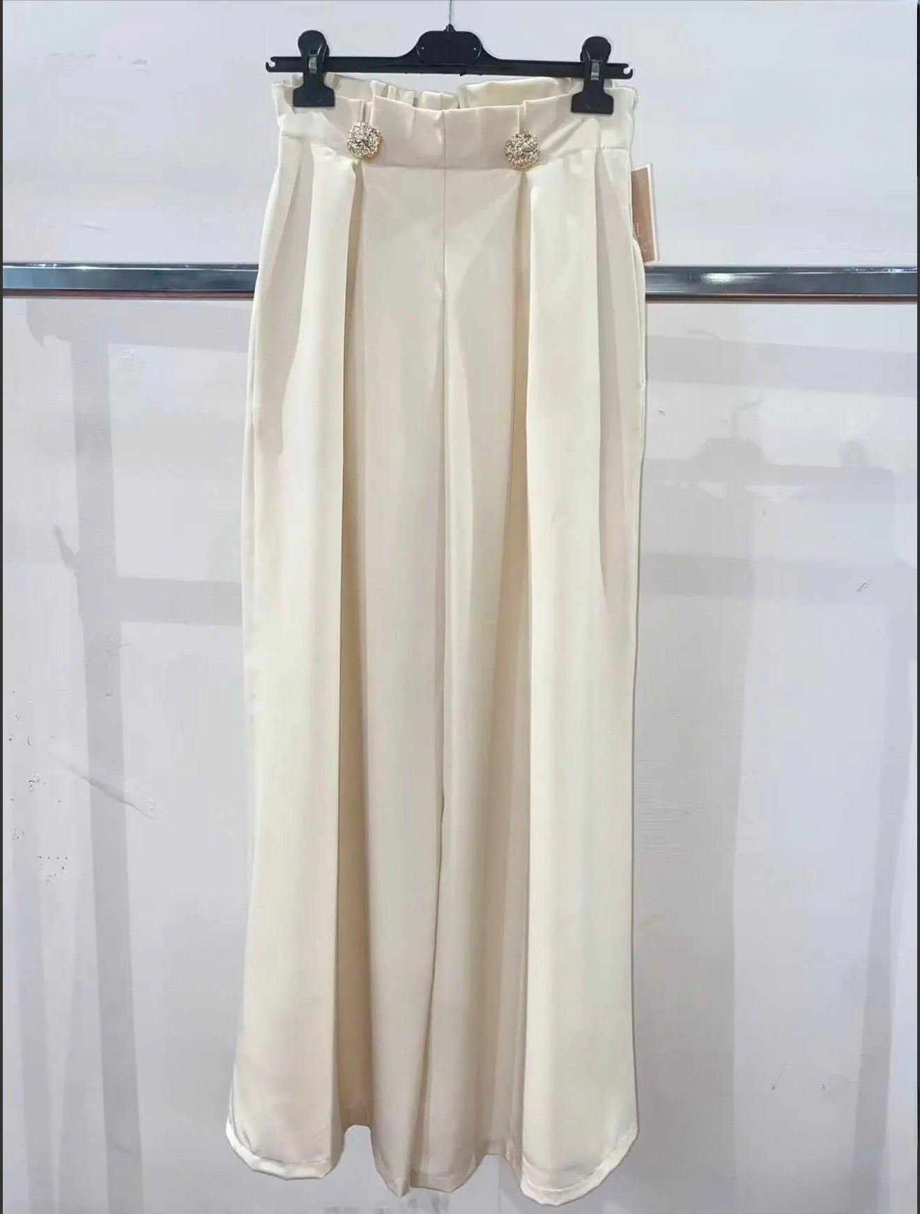 Elegante Hochgeschnittene Stoffhose mit Juwelenknöpfe