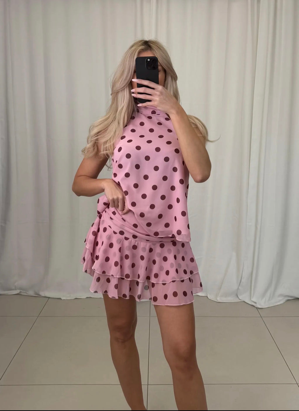 Elegantes Punkte-Top mit Stehkragen