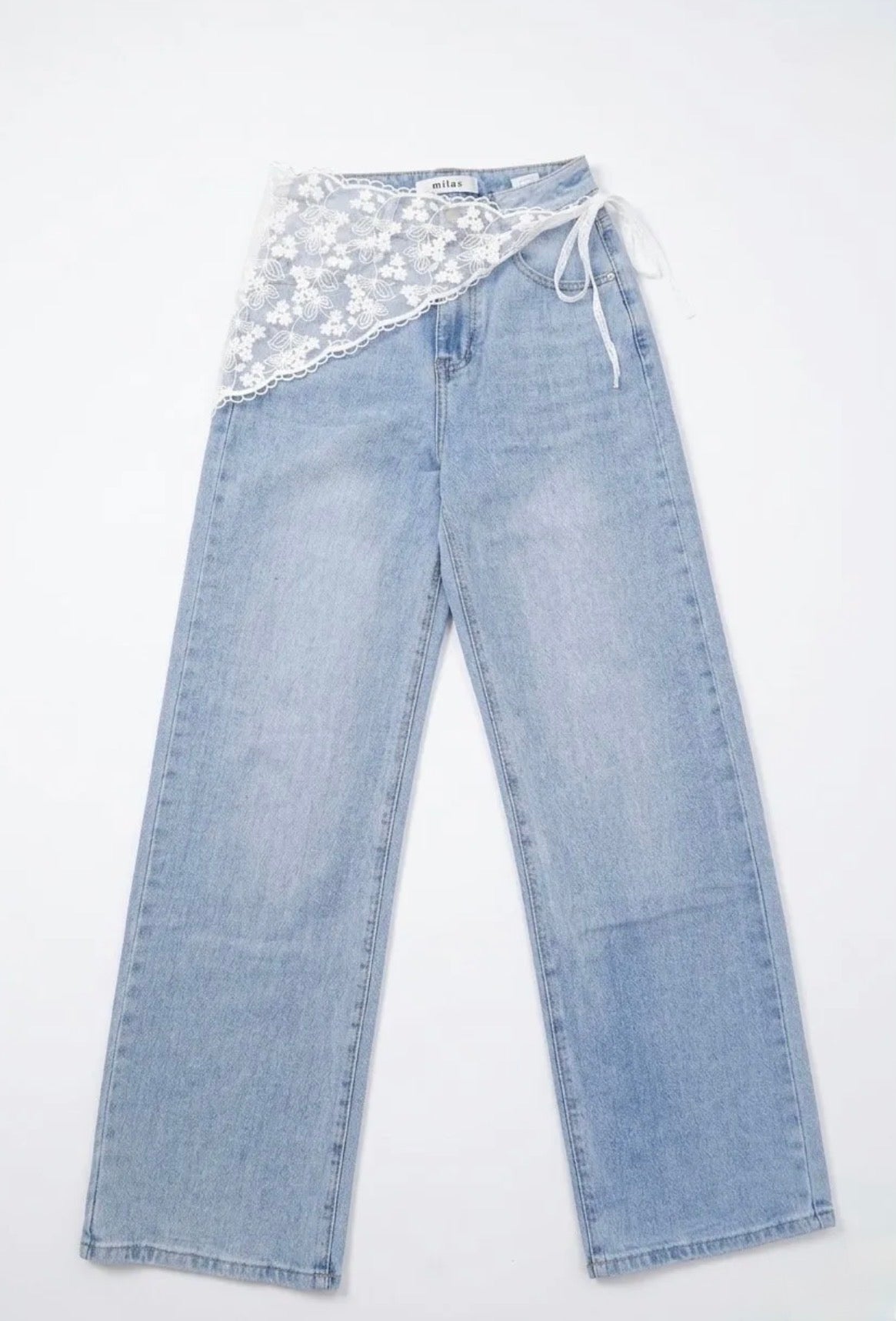 Weit geschnittene Jeans mit abnehmbarem Spitzen-Gürtel