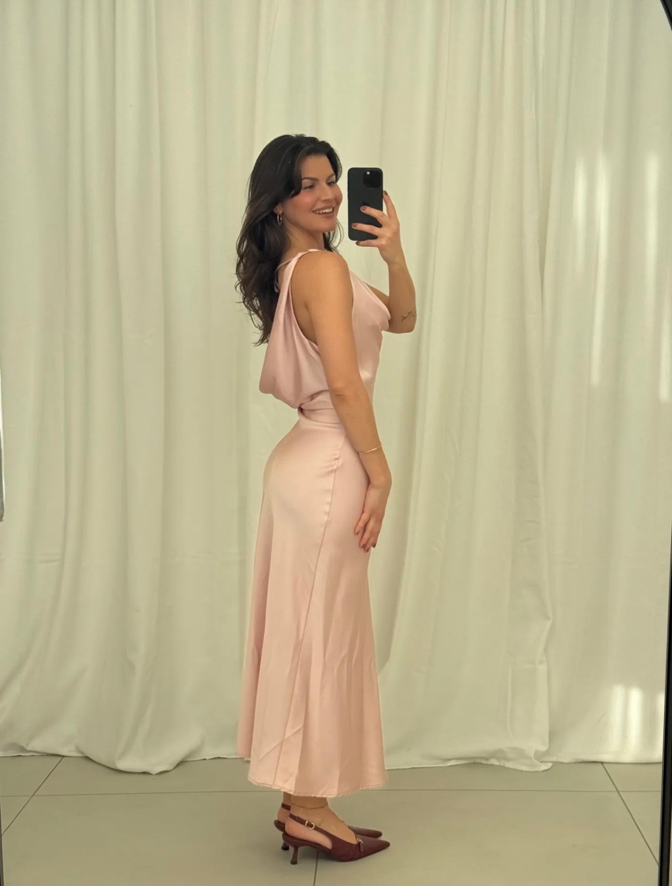 Fließendes Midikleid aus Satin Aria