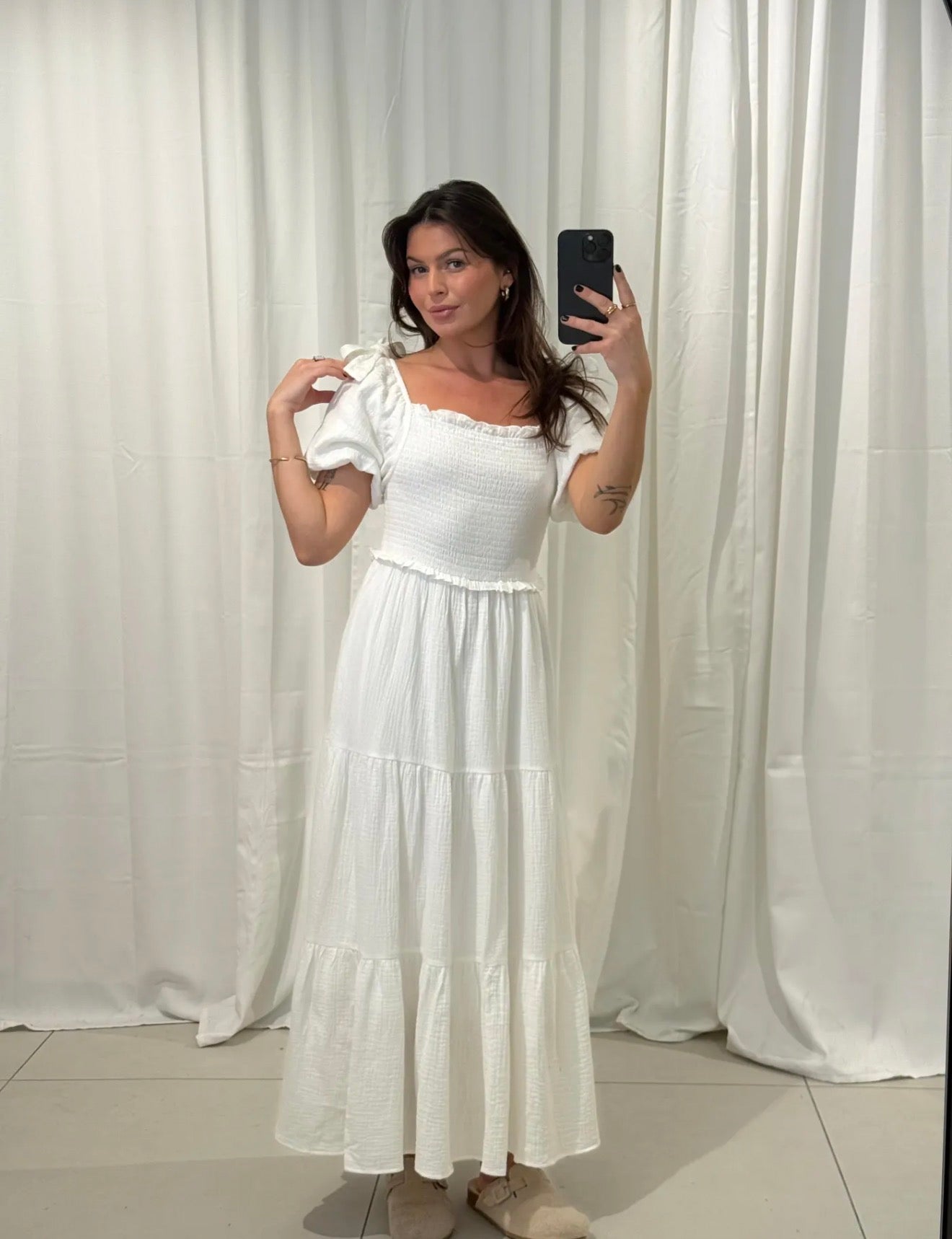 Romantisches Stufenkleid mit Puffärmeln