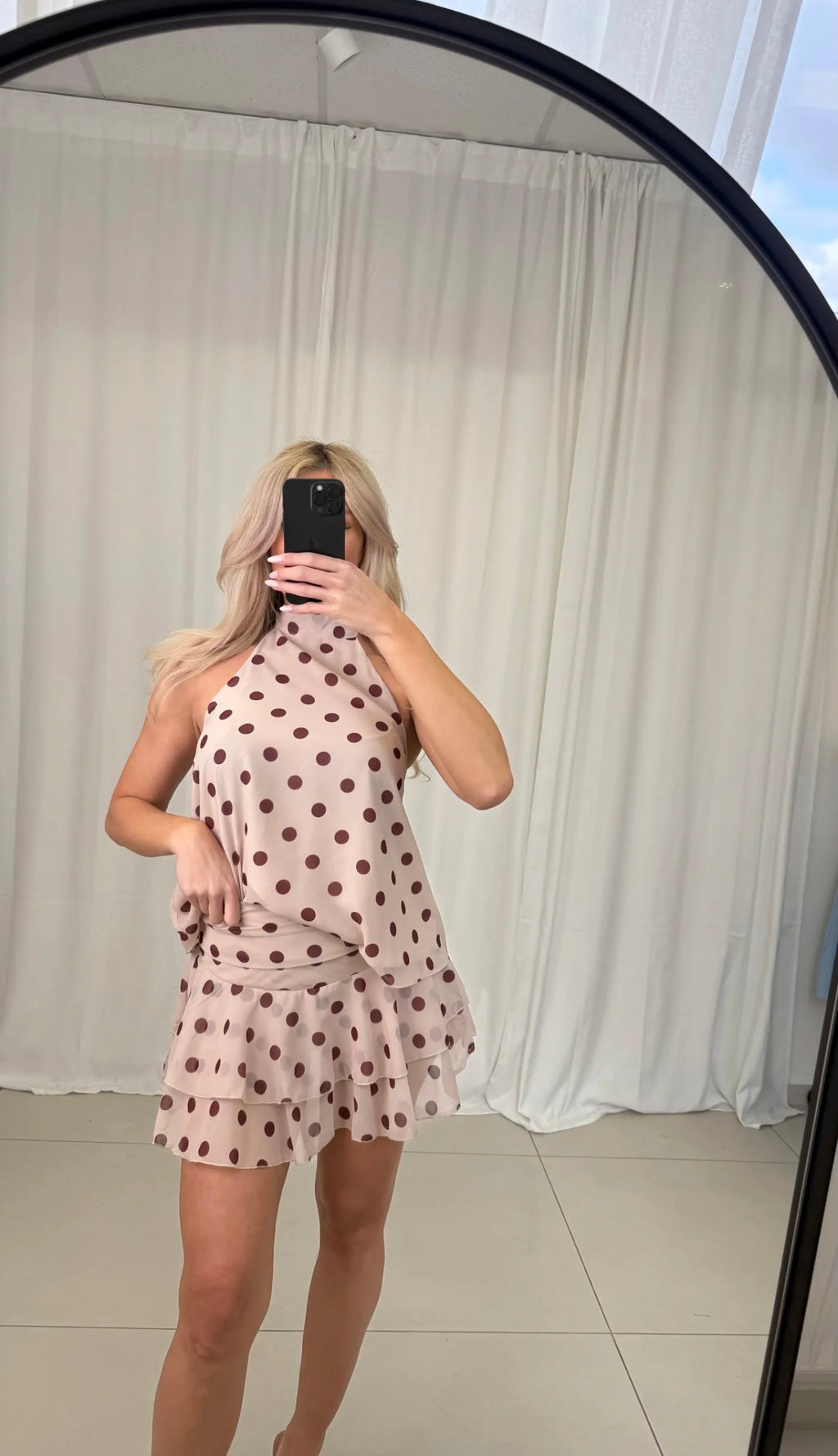 Elegantes Punkte-Top mit Stehkragen