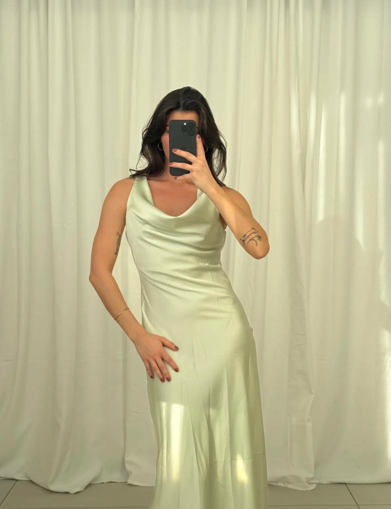 Fließendes Midikleid aus Satin Aria