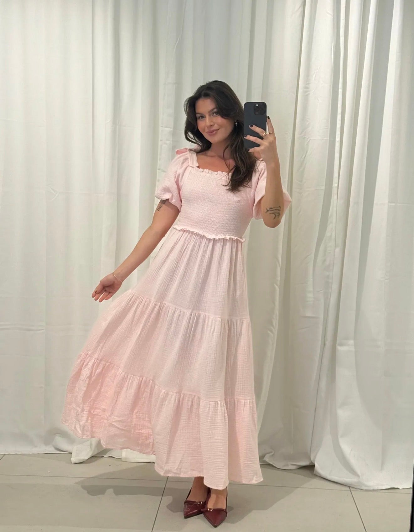 Romantisches Stufenkleid mit Puffärmeln