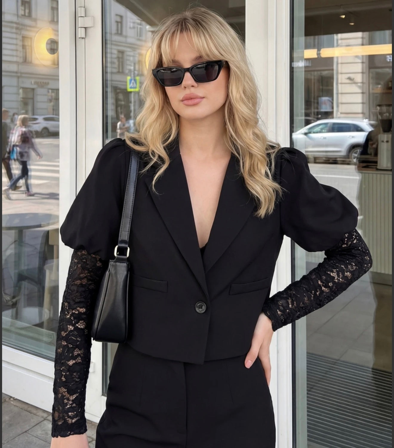 Kurzer Blazer mit Spitzen-Puffärmeln